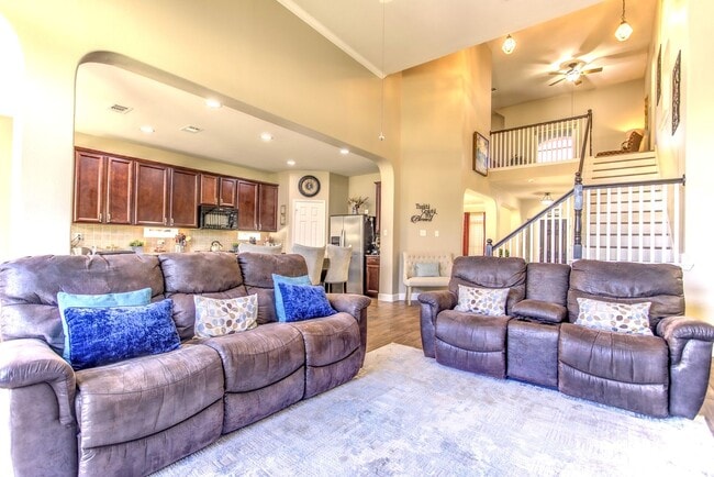 Building Photo - Beautifully Maintained 4 bed/3bath 2 Story...