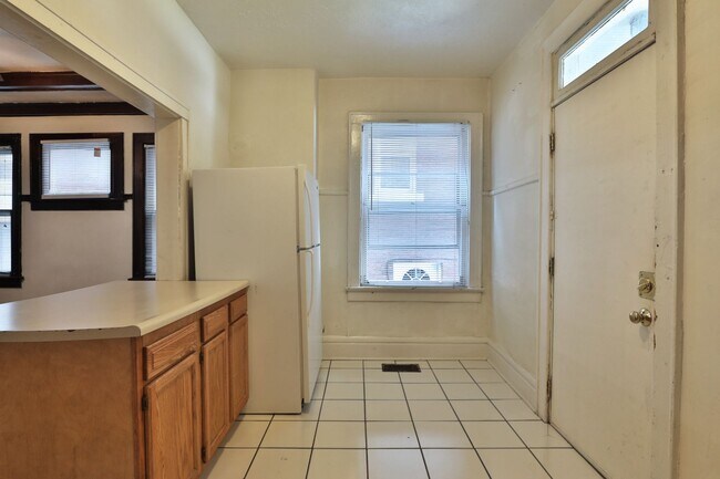 Building Photo - Central Campus - LARGE 4 Bedroom House with off-street parking