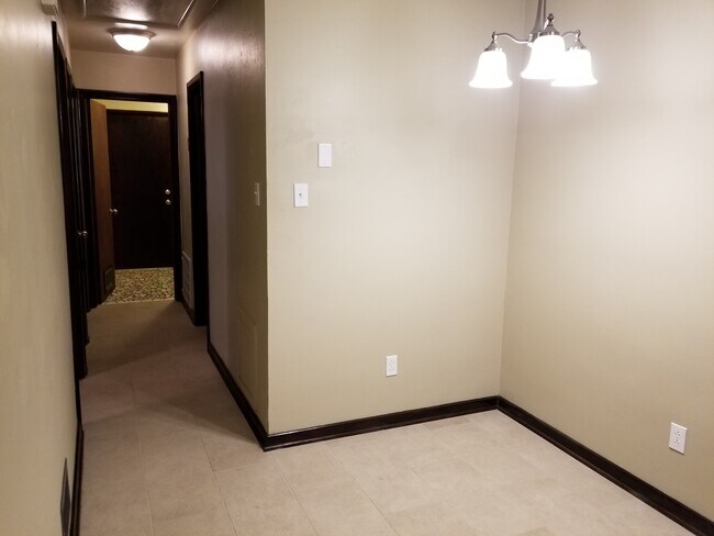 Building Photo - 305 Woodview Ave