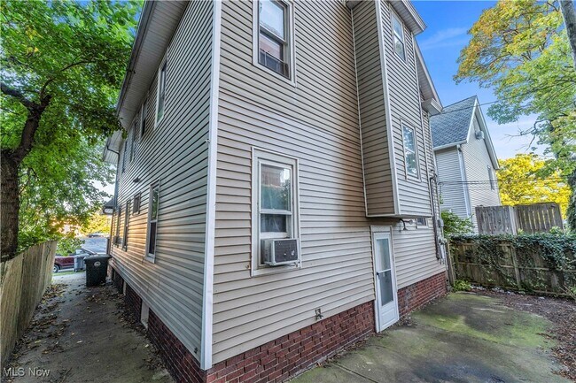 Building Photo - 1239 W 115th St