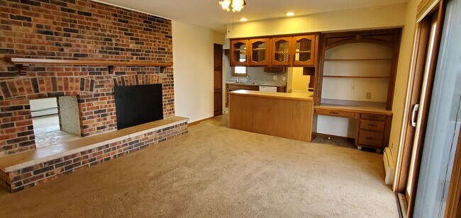 Building Photo - LARGE HOME WITH BEAUTIFUL VIEWS OF BOTH GRAND TRAVERSE BAYS