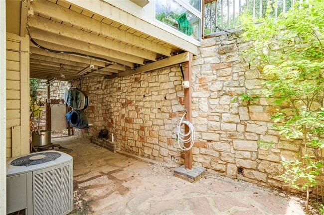 Building Photo - 6621 Mesa Hollow Dr