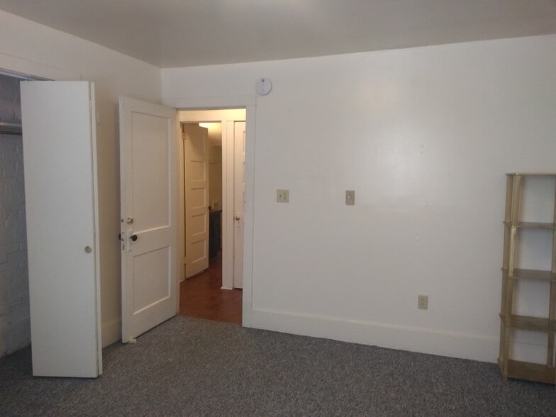 Building Photo - 606 S Allen St