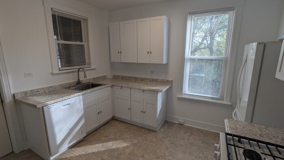 Building Photo - 136 Dove St