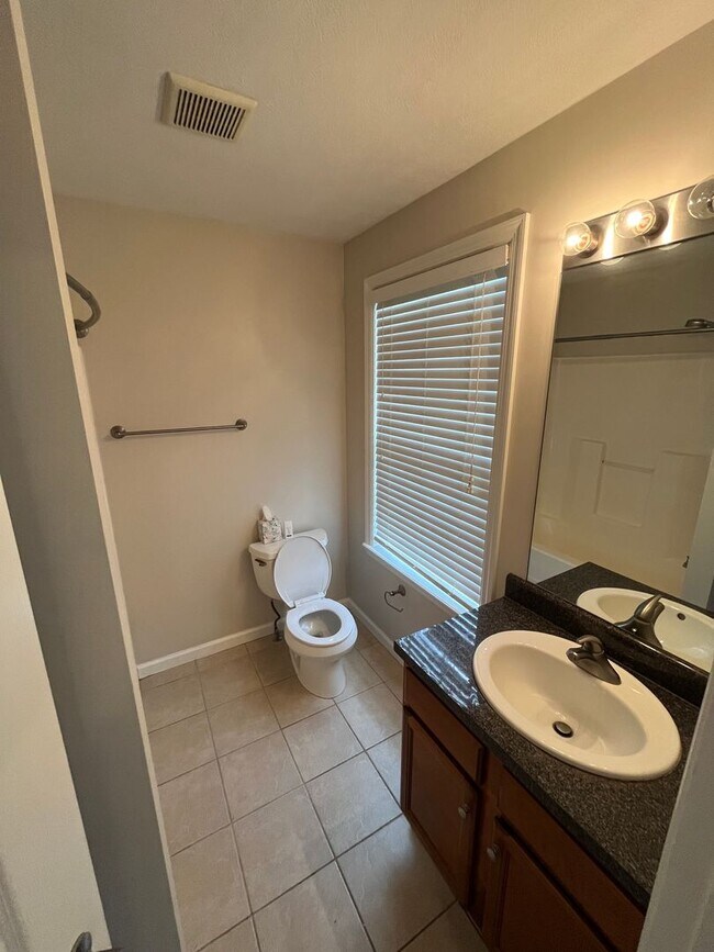 Building Photo - Newly Renovated 3 Bed 2.5 Bath Townhouse in Wexford available NOW!