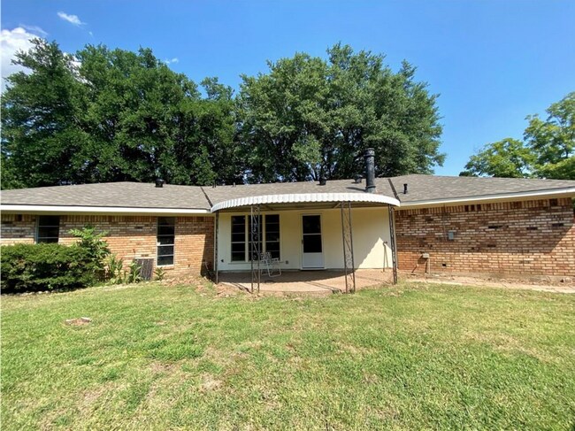 Building Photo - Move-in Ready 3 bed/ 2 bath home in Town S...