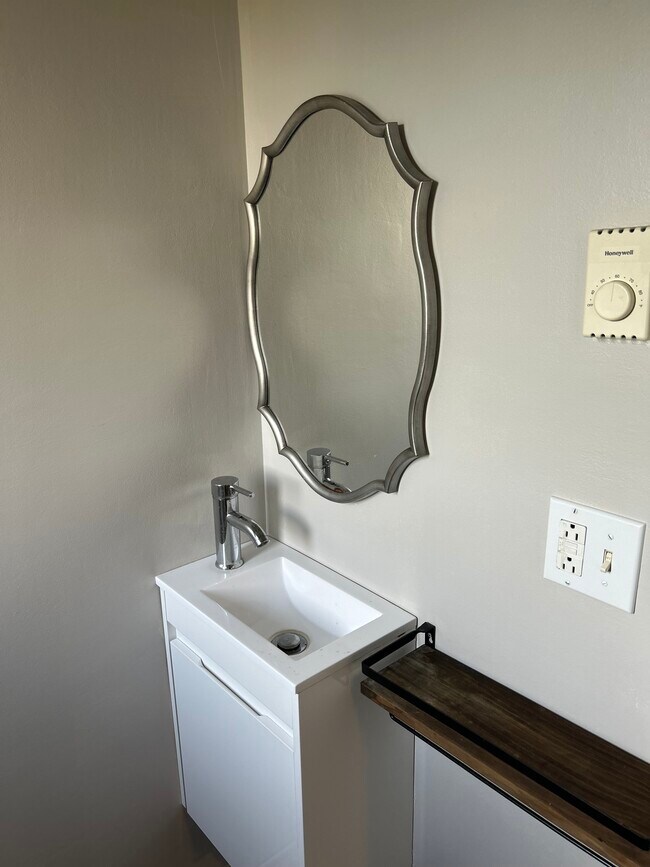 Building Photo - 2 School St