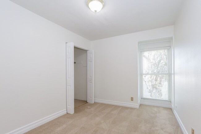 Building Photo - 3 Bed / 2.5 Bath light and spacious townho...