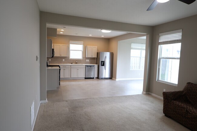 Building Photo - 1899 Lakecrest Dr