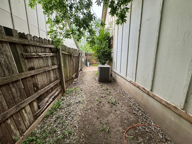 Building Photo - 10707 Lanshire Dr