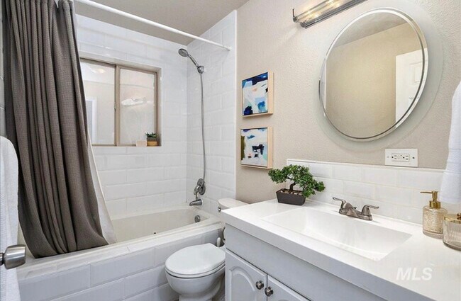 Building Photo - 4 Bed 2 Bath in Boise!