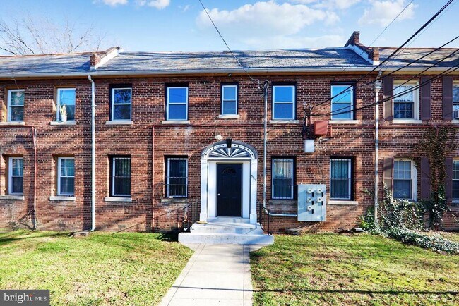 Building Photo - 3915 9th St NE