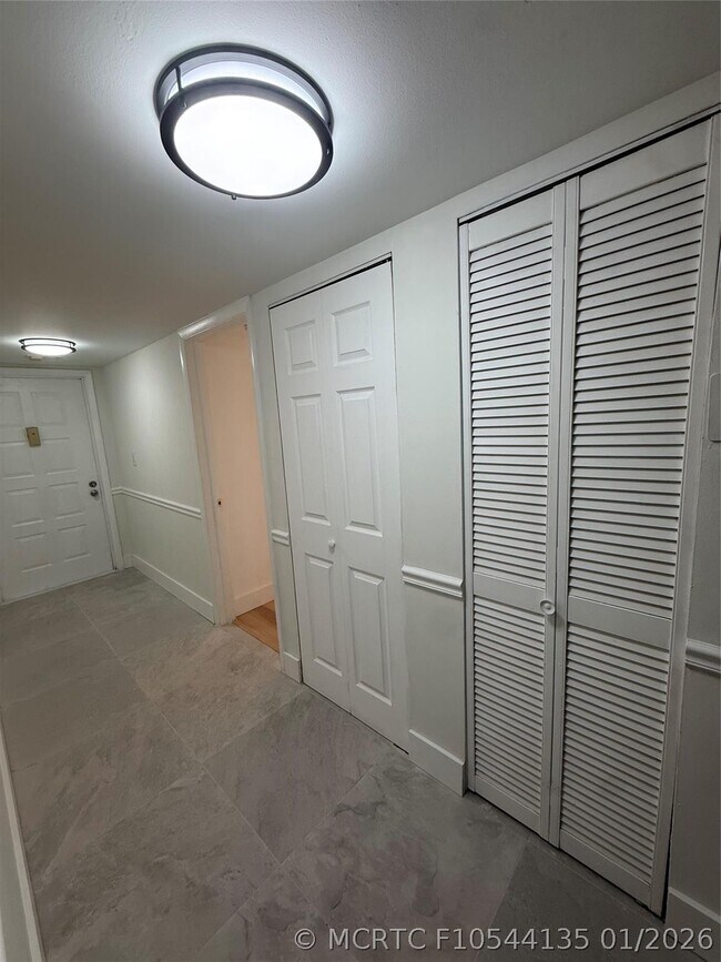 Building Photo - 2075 Coral Ridge Dr