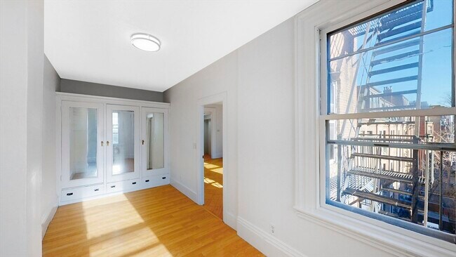 Building Photo - 397 Beacon St