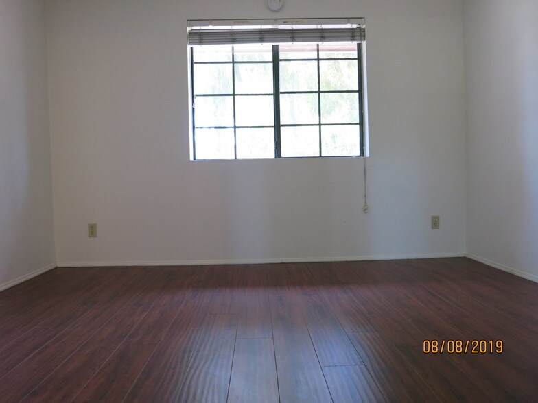 Building Photo - 6545 Reseda Blvd