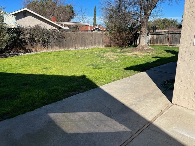 Building Photo - Northeast Hanford 3 bedroom 2 bath with la...
