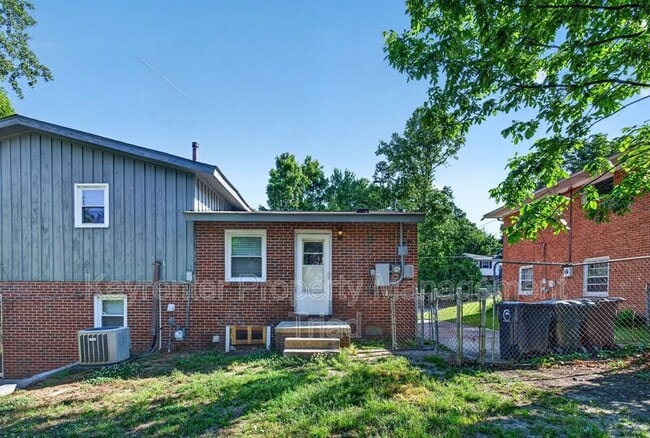 Building Photo - 1821 W Meadowview Rd