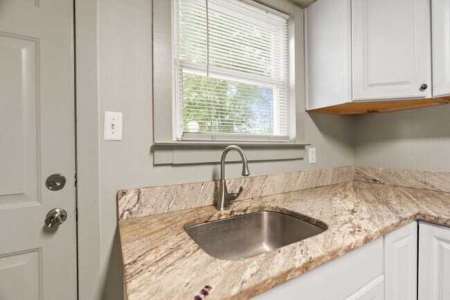 Building Photo - 1724 W 19th St