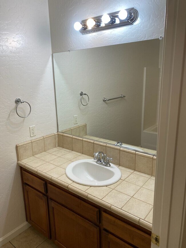 Building Photo - 2022 Muscat Ave