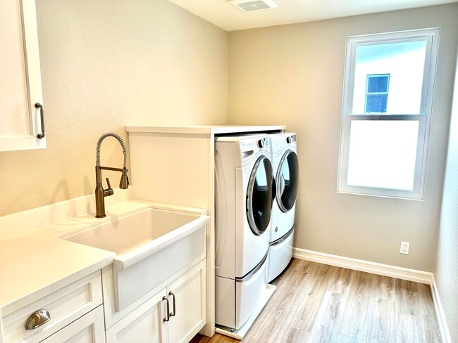 Building Photo - Large 5 Bedroom Single Family Home Near Da...