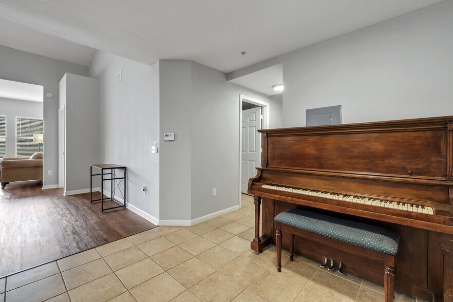 Building Photo - 2801 Chancellorsville Dr