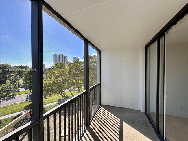 Building Photo - 3301 N Country Club Dr