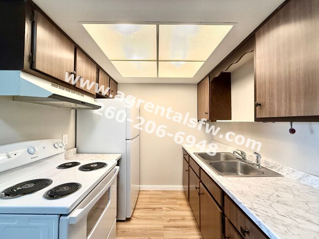Building Photo - 901-931 West Brookwood Court