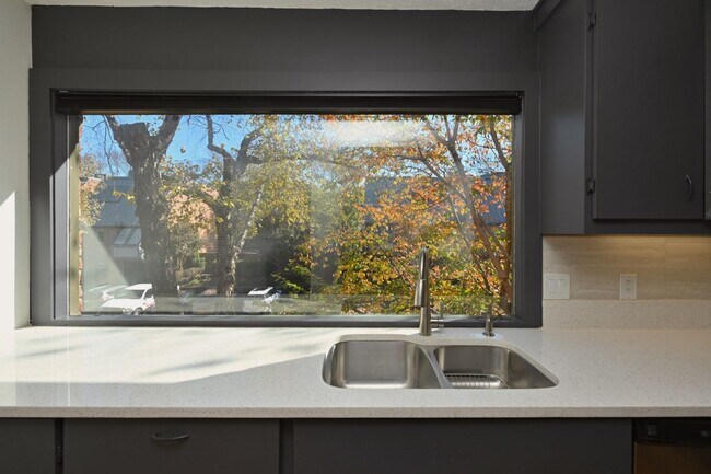 Building Photo - **PERFECTLY SITUATED TOWNHOME IN GREEN HIL...