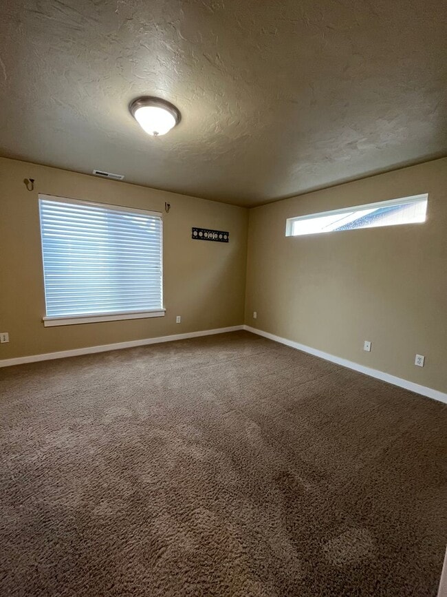 Building Photo - 4-Bedroom 2 1/2 Bathroom Home