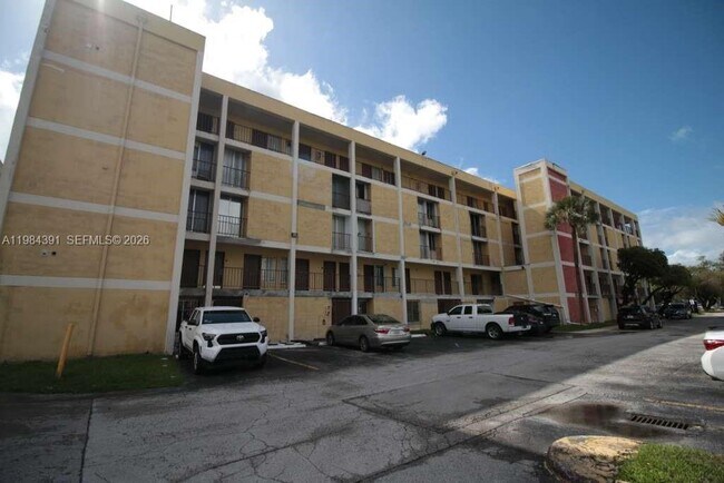 Building Photo - 9220 Fontainebleau Blvd