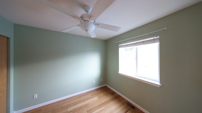 Building Photo - 4 Bed 2.5 Bath - Dog Friendly - Groups - N...