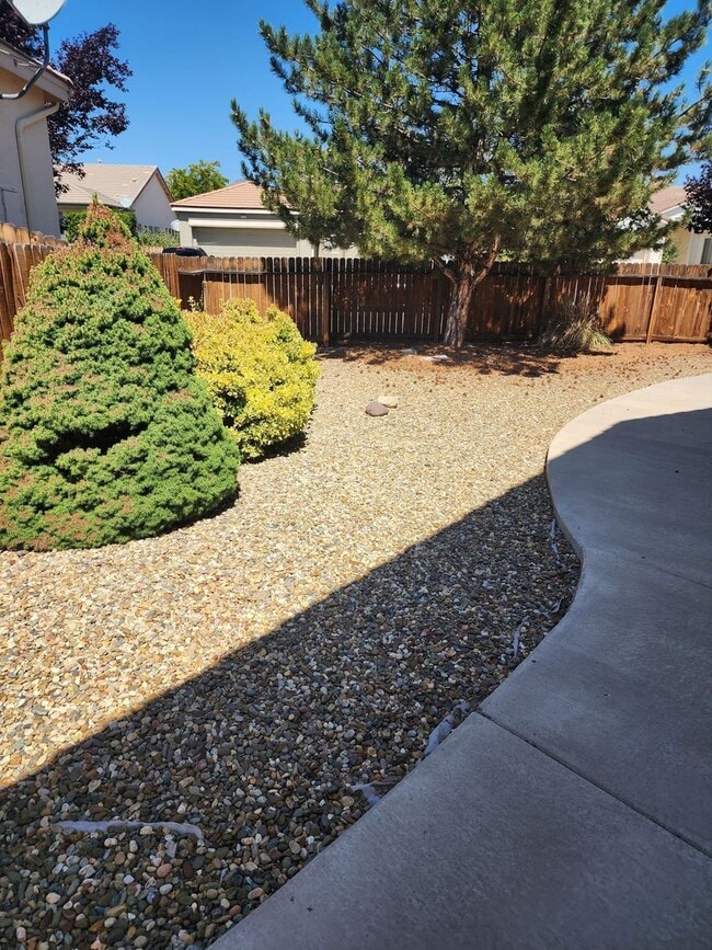 Building Photo - Beautiful Three Bedroom in the Golf Cou...