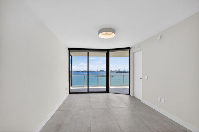 Building Photo - 700 NE 24th St