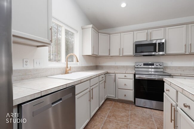 Building Photo - Beautifully Renovated 3-bedroom, 2-bathroom Home With 2-Car Garage in Beaver Dam, AZ!