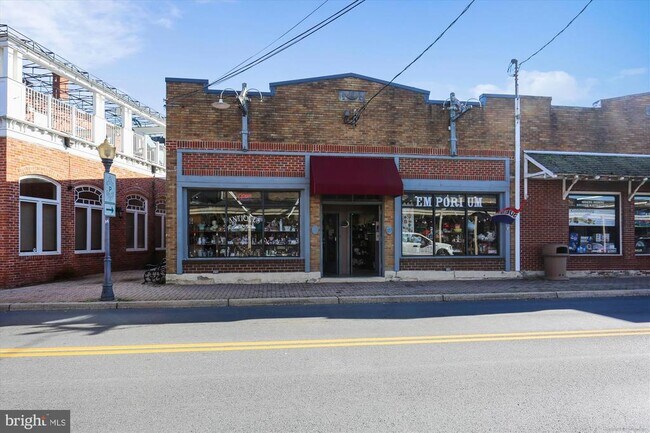 Building Photo - 421 Christopher Ave