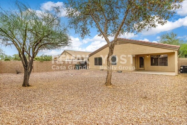 Building Photo - Open Concept living with tons of living space!