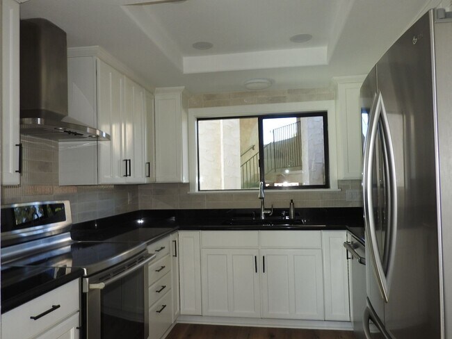 Building Photo - Lovely 2 bed 2bath with Stunning Views