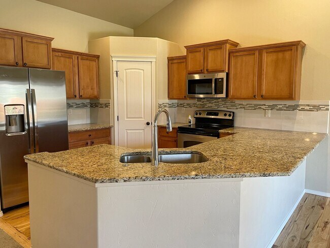 Building Photo - Spacious 3-Bed + Den Home in Hollybrook Su...