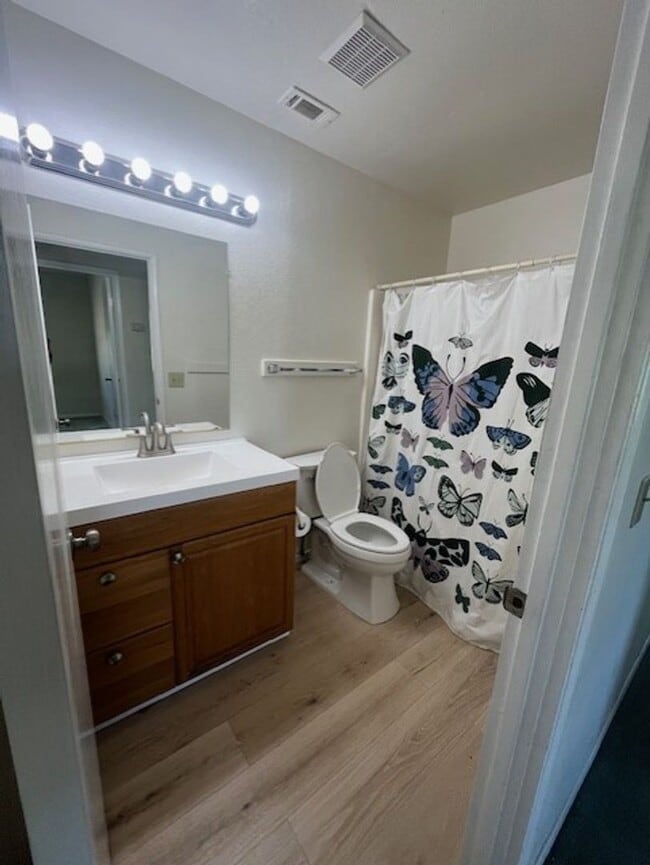Building Photo - Spacious 4-Bedroom home centrally located ...