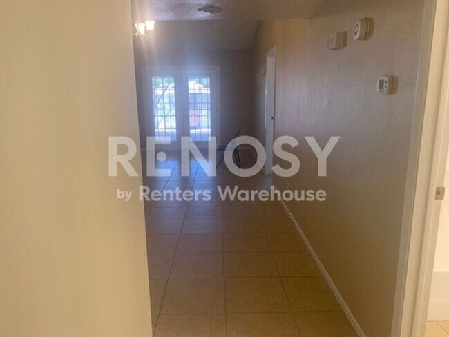 Building Photo - Ideal 2 BD/2 BA/2 CG Townhome with Community Pool Near Olive & 67th in Peoria!