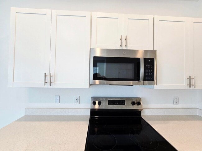 Building Photo - Annual End-Unit Townhome with 3 Bedrooms in Edgestone at Artisan Lakes