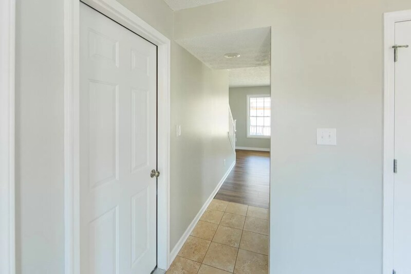 Building Photo - 2587 S Flat Rock Rd