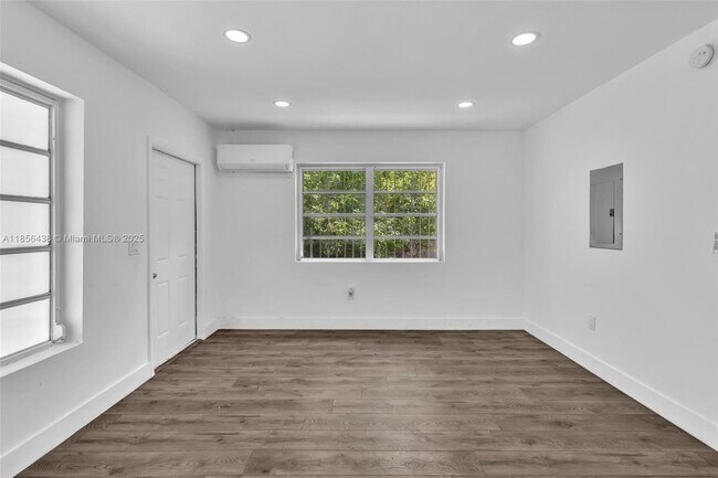 Building Photo - 652 SW 5th St
