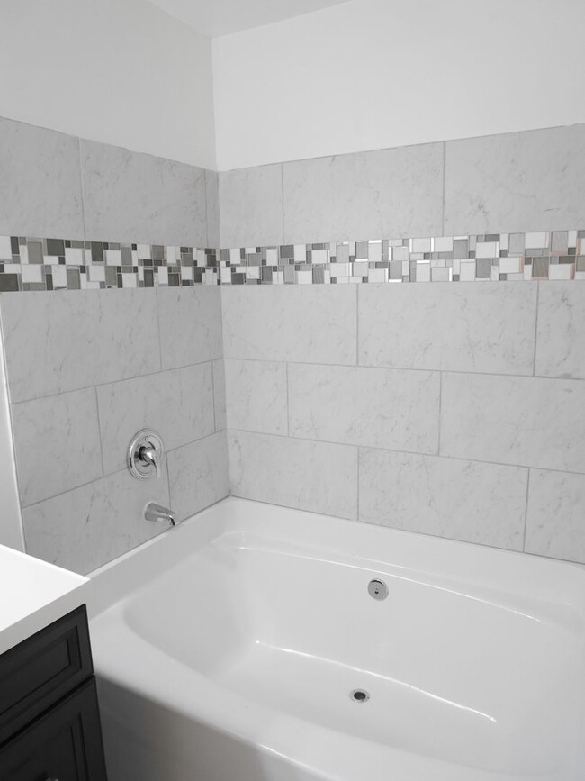 Building Photo - Move in Ready Townhouse!