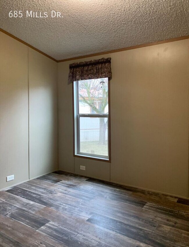 Building Photo - 685 W Mills Dr
