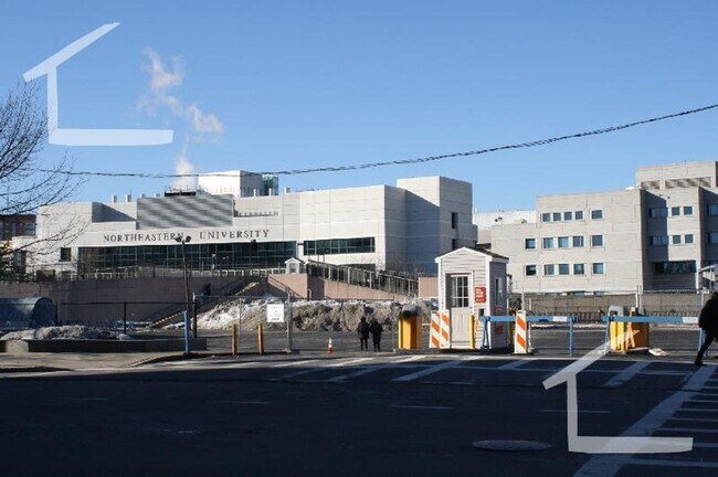 Building Photo - No Brokers Fee, New Kitchen appliances, Central Location, Laundry is on a Site