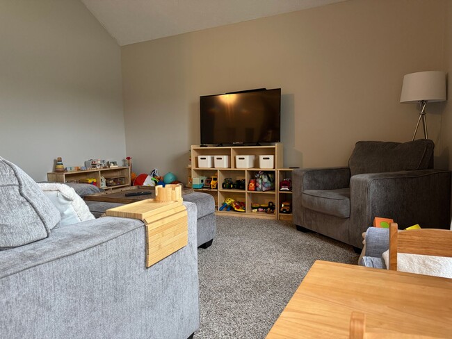 Building Photo - Spacious Corner Townhome with Private Yard...
