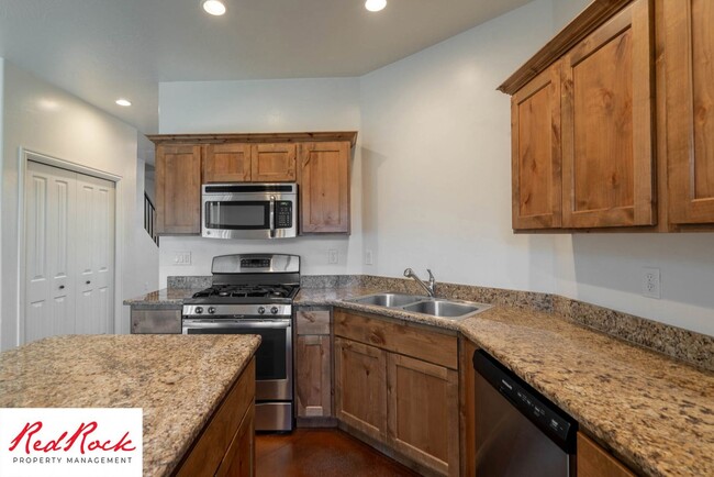 Building Photo - 3 Bedroom & 2.5 Bathroom & Dog Friendly!