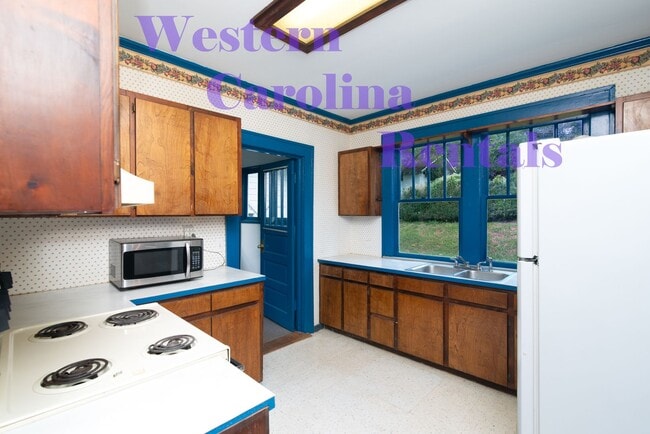 Building Photo - Historic House Looking over the beautiful Town of Sylva $1800