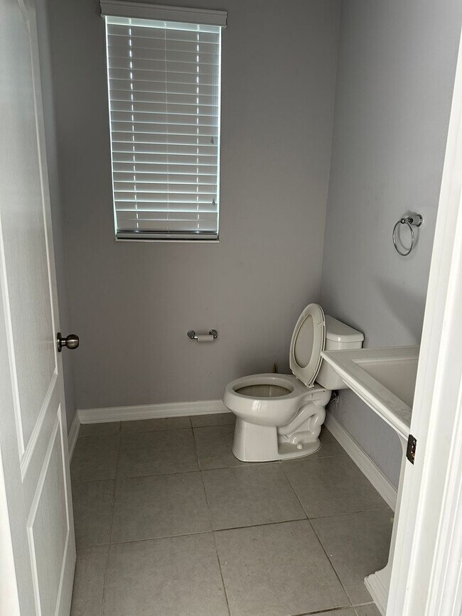 Building Photo - 4-Bedroom, 2.5-Bathroom in Saint Cloud